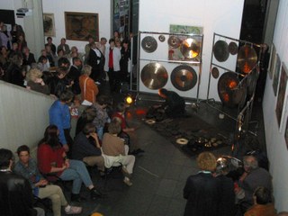 Herr Büttner, Mitarbeiter der Musikschule, veranstalte im Museum vor zahlreichen Besuchern die Gongshow