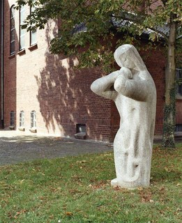 Trauernde von J. Neuhaus, Holzheim, 1964