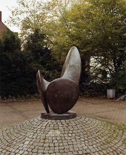 Bronzeplastik von L. Schwartz, Vorplatz Quirinus Gymnasium, 1979