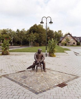Besenbinderdenkmal von Michael Franke, Dorfplatz/Hoisten, 2002