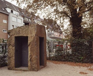 Jüdischer Gedenkstein von U. Rückriem, Promenadenstr., 1995