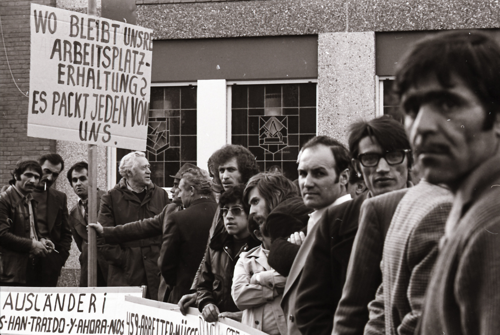 Gemeinsamer Protest von deutschen und ausländischen Arbeitern der Ideal Standard gegen die Schließung ihrer Firma vor dem Gewerkschaftshaus an der Oberstraße, 1976