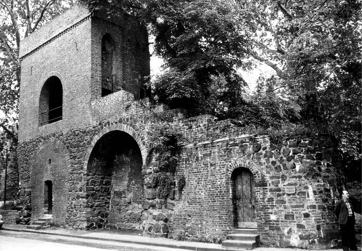 Blutturm mit stadtseitigen Mauerstützbögen und Zugang von der Promenadenstraße