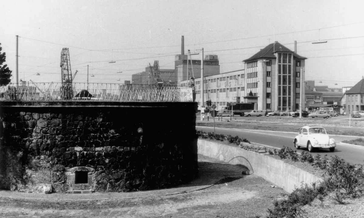 Der freigelegte Kehlturm mit dem Zollamt am Hafenbecken 1 (heute: Haus am Pegel) im Hintergrund