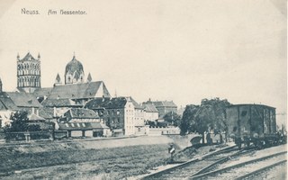 Blick auf die Stadt Neuss mit Quirinusmünster, Zeughaus und Hessentorbrücke (vom Erftkanal aus), links oberhalb des Erftkanals der Kehlturm