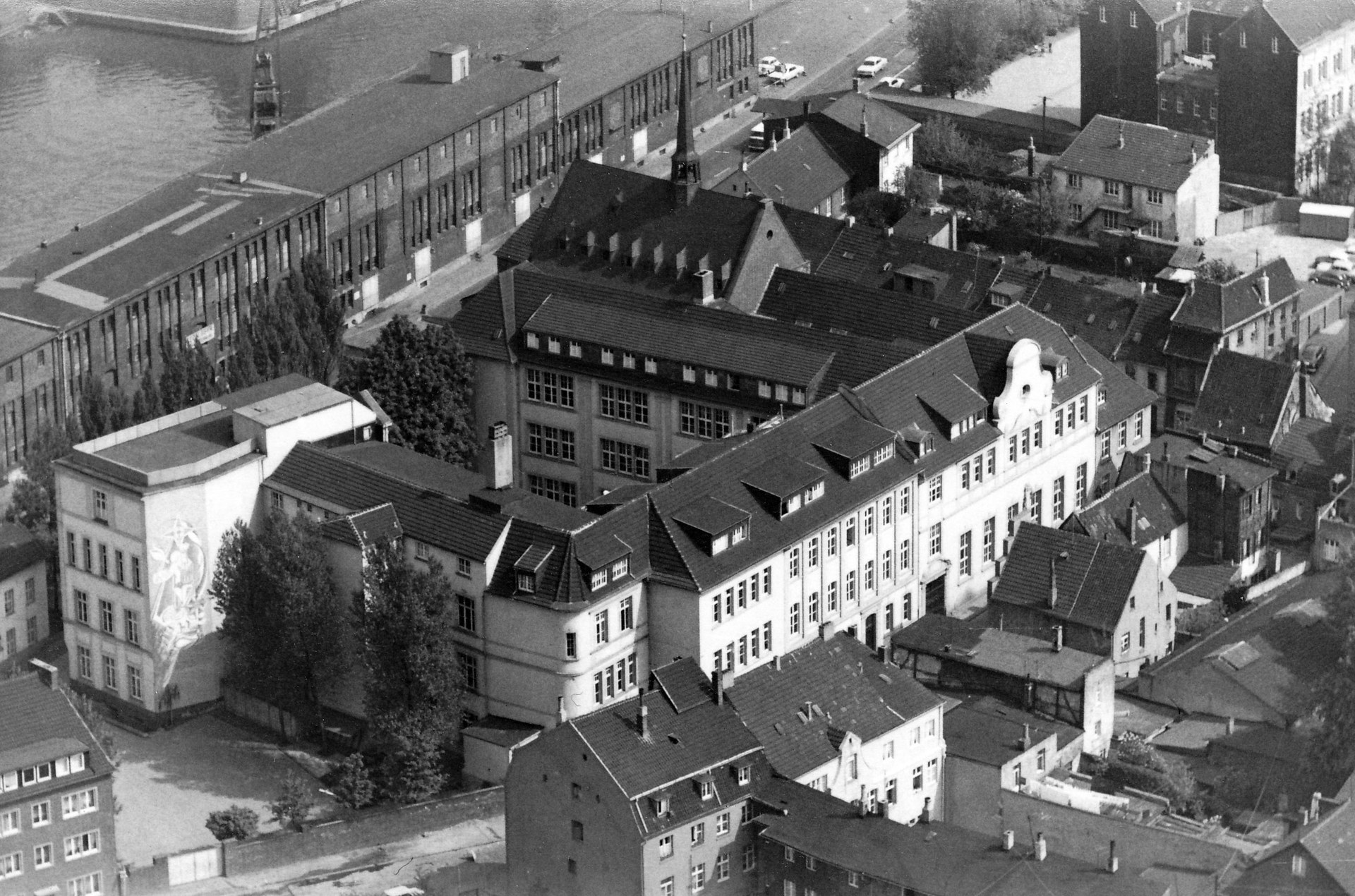 Blick auf die alten Schulgebäude vor der Niederlegung