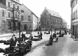 Markt mit Kaufhaus und Zeughaus