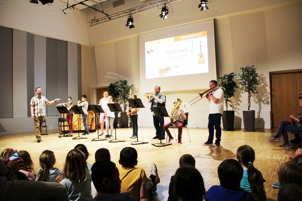 JEKI Infotag lockt 450 Besucher in die Musikschule