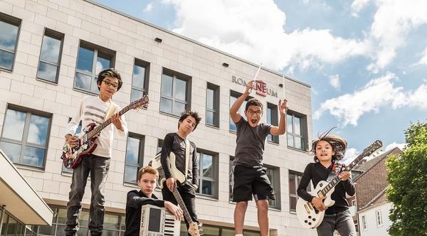 Die Rockband der Musikschule, „Red Night Wreckers“ vor dem Romaneum ziert das Titelfoto des Jahreskulturberichts. Foto: M. Stegemann.