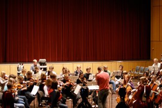 Von ganz klein bis ganz schön groß – von den Streicherzwergen bis zum Jugendsinfonieorchester bieten alle sechs Streichorchester der Musikschule ein buntes Konzertprogramm für die ganze Familie. Der Eintritt ist frei.