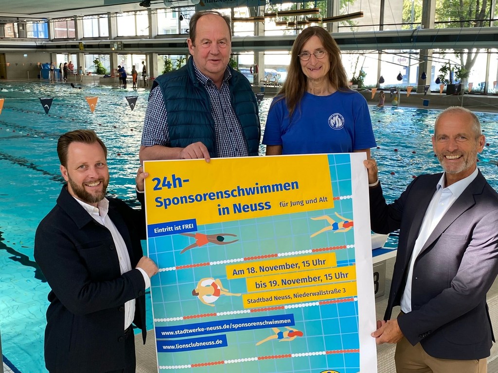 (v.l.n.r.) Frank Löbig, Lions Club Neuss; Siegfried Willecke und Gisela Hug, Neusser Schwimmverein und Stadtwerke-Bäder-Geschäftsführer Matthias Braun Foto: Stadtwerke Neuss