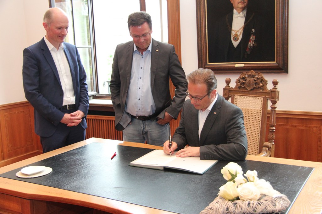 Bürgermeister Reiner Breuer unterschrieb den Letter of Intentent zur Einrichtung eines Standort des DFB-Talentförderprogramms gemeinsam mit Dirk-Gärtner, Vorsitzender des Fußballkreises Grevenbroich/Neuss, und Sportdezernent Dr. Matthias Welpmann.