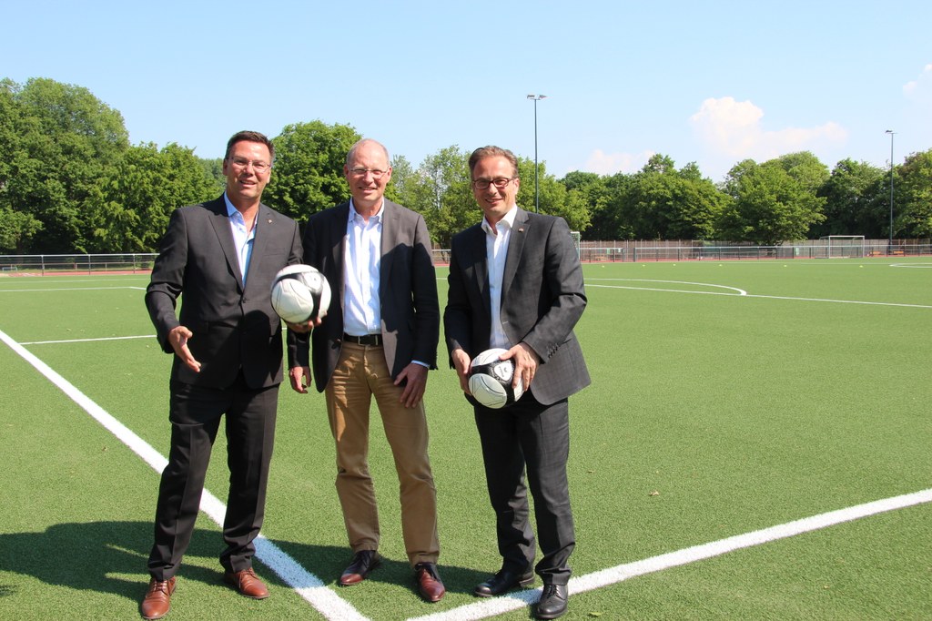 Bildunterzeile 1: (v.r.) Bürgermeister Reiner Breuer, Hermann-Josef Baaken, Vorsitzender des TSV Norf e.V., und Dirk Gärtner, Vorsitzender des Fußballverbands Niederrhein e.V. 