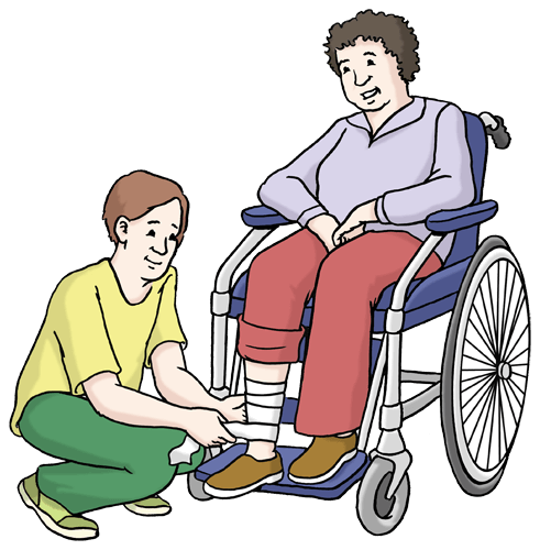 Eine Frau pflegt eine Frau im Rollstuhl.