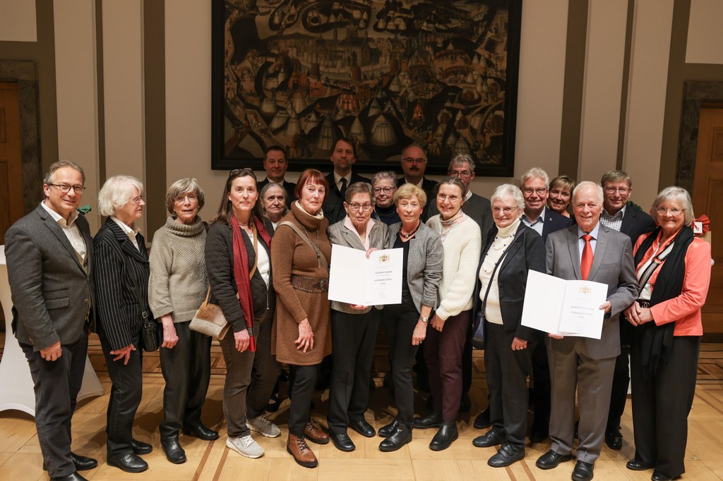 Foto: Stadt Neuss |  Die „Grünen Damen“, Manfred Schlaack sowie Willi Komanns, Helmuth Plath und Gereon Rödel