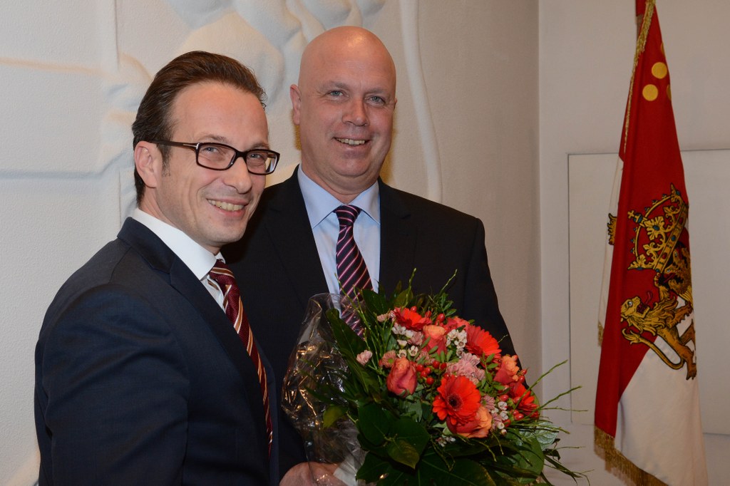 Bürgermeister Reiner Breuer gratuliert Ralf Hörsken.