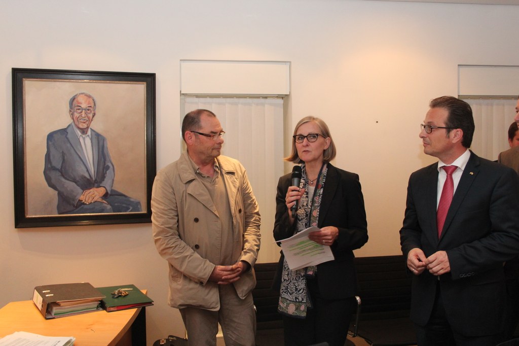 Vor dem Portrait von Herbert Napp: (v.l.) Künstler Heribert Münch, Kulturdezernentin Dr. Christiane Zangs und Bürgermeister Reiner Breuer