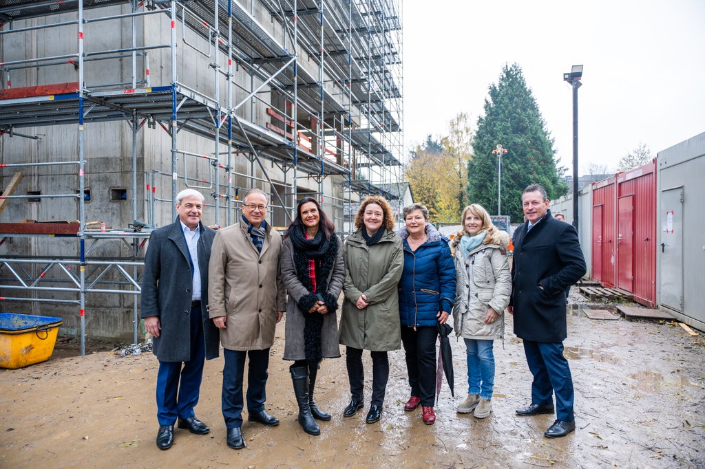 Richtfest an der Karl-Kreiner-Schule mit Bürgermeister Reiner Breuer (2.v.l.), Schuldezernentin Ursula Platen (3.v.l.), Schulleiterin Dorothee Mühle, OGS-Leiterin Kerstin Mehl, Konrektorin Susanne Marmann und die Geschäftsführer Dirk Reimann (r.) und Ralf Kriesemer (l.).