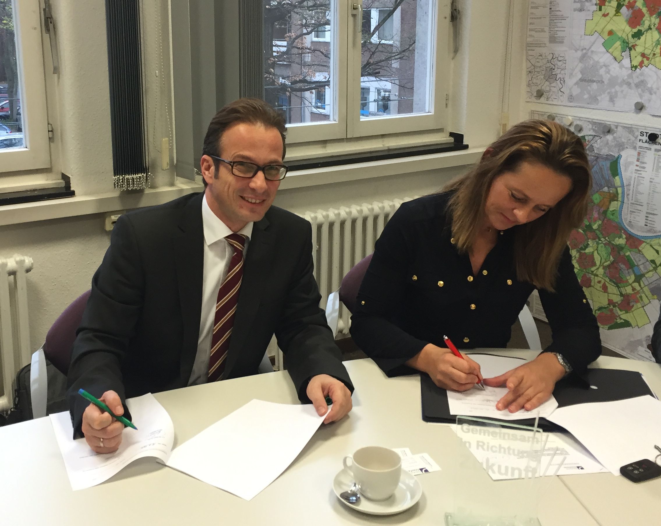 Unterzeichnung der Grundvereinbarung durch Bürgermeister Reiner Breuer und Gerda Meppelink (Vorstand Deutsche Glasfaser)